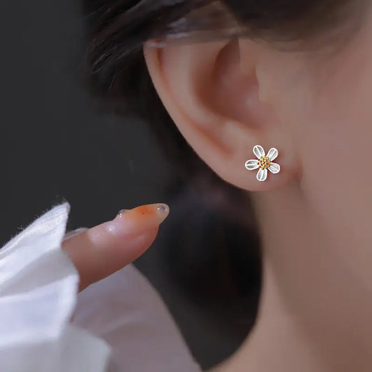 Small Daisy Earrings – Minimalist Floral Design